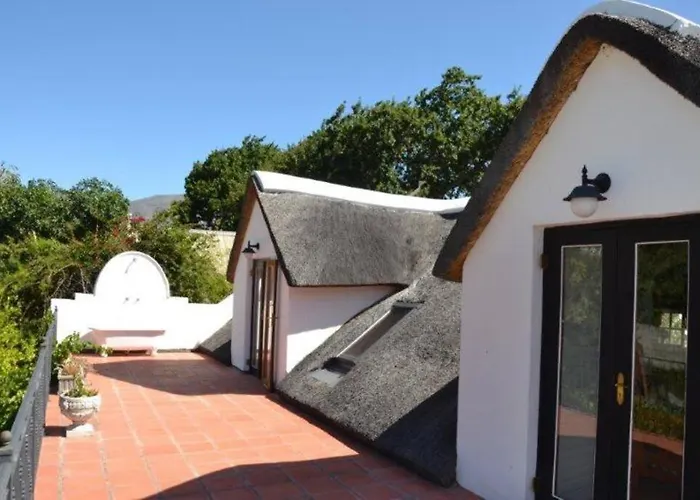 Petite France:Luxury Thatched 4Brcottage With Pool