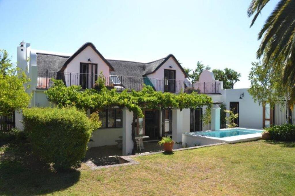 Petite France:luxury Thatched 4brcottage With Pool Franschhoek