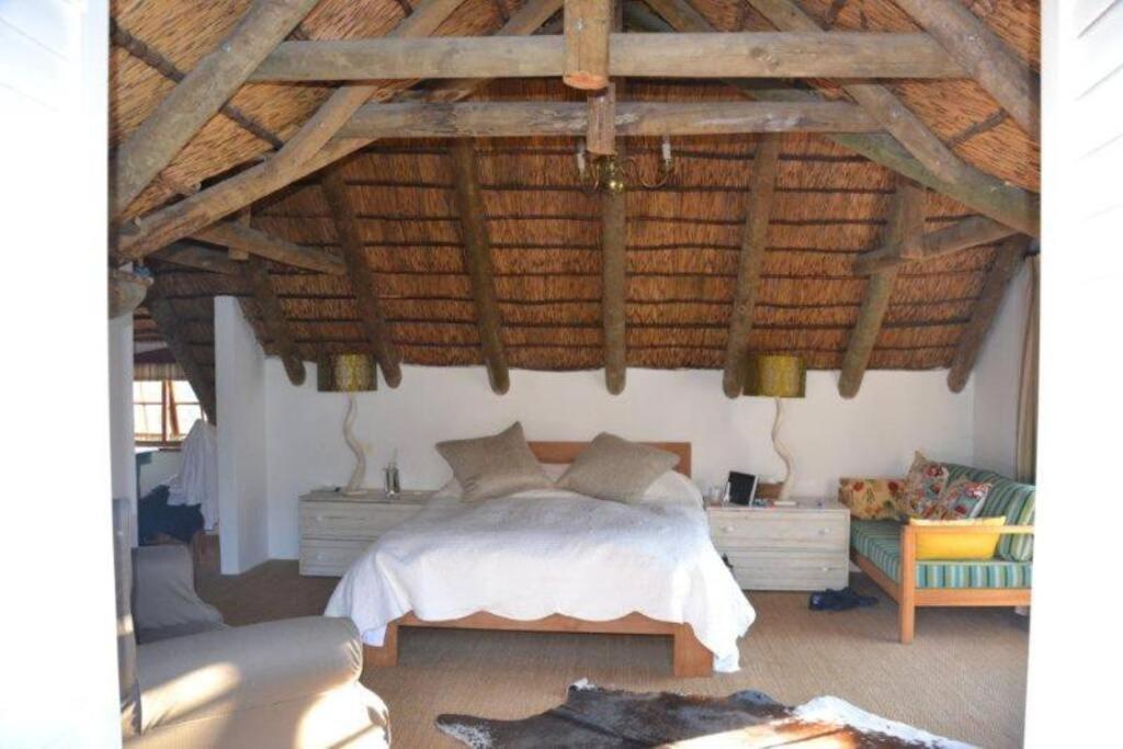 Petite France:luxury Thatched 4brcottage With Pool