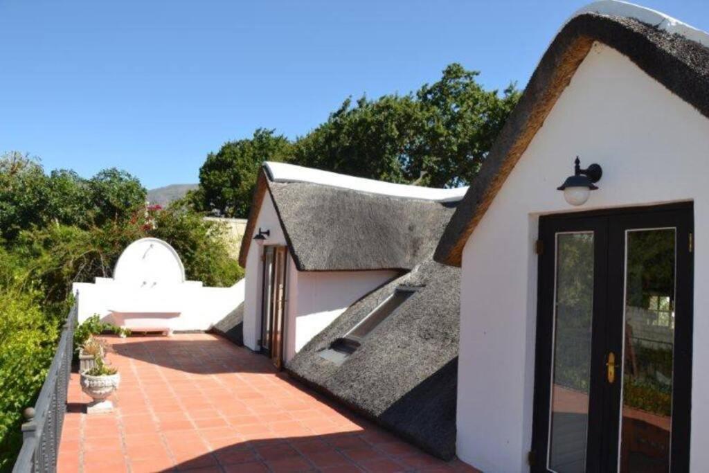 Petite France:luxury Thatched 4brcottage With Pool Villa
